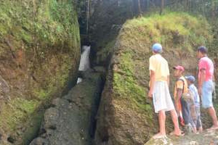 Air Terjun Bensu Rewung di kawasan Hutan lindung Golo Tando, di sekitar Kampung Beong, Desa Kombo, Kecamatan Macang Pacar, Manggarai Barat, Flores, NTT, Rabu (13/7/2016). Air terjun ini menjadi salah satu obyek wisata yang terunik di wilayah utara dari Manggarai Barat. Pasalnya air keluar melalui lubang batu cadas menuju ke kolam sehingga memunculkan buih-buih berupa awan.