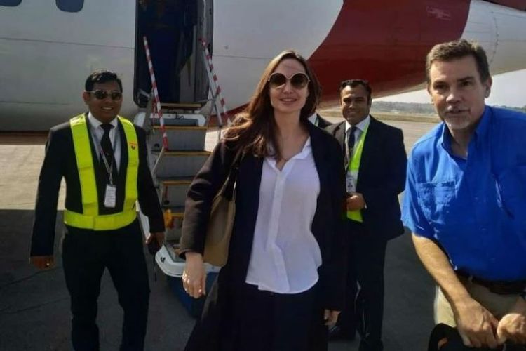 Aktris asal Amerika Serikat, Angelina Jolie, menjadi utusan khusus Badan Pengungsi PBB, UNHCR, tiba di bandara di Coxs Bazar, Bangladesh, Senin (4/2/2019). (AFP)