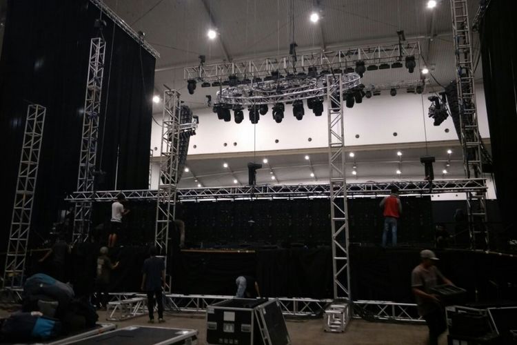 Panitia langsung membongkar panggung yang sedianya akan digunakan grup band Paramore untuk menggelar konser Paramore Tour Four di Indonesia Convention Exhibition (ICE), BSD, Tangerang, Jumat (16/2/2018).