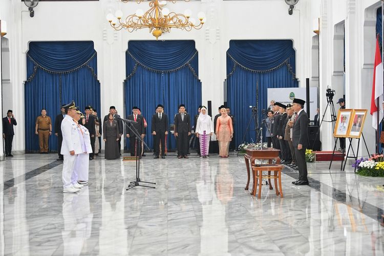 Pj Gubernur Jabar Bey Machmudin melantik tiga kepala daerah di Gedung Sate, Kota Bandung, Jawa Barat, Senin (4/12/2023).
