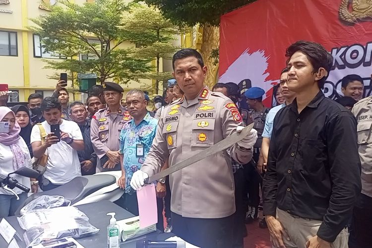 Polisi menunjukkan barang bukti berupa golok sepanjang satu meter dalam kasus pembacokan siswa SMK Bina Warga 1, Kota Bogor, Jawa Barat.