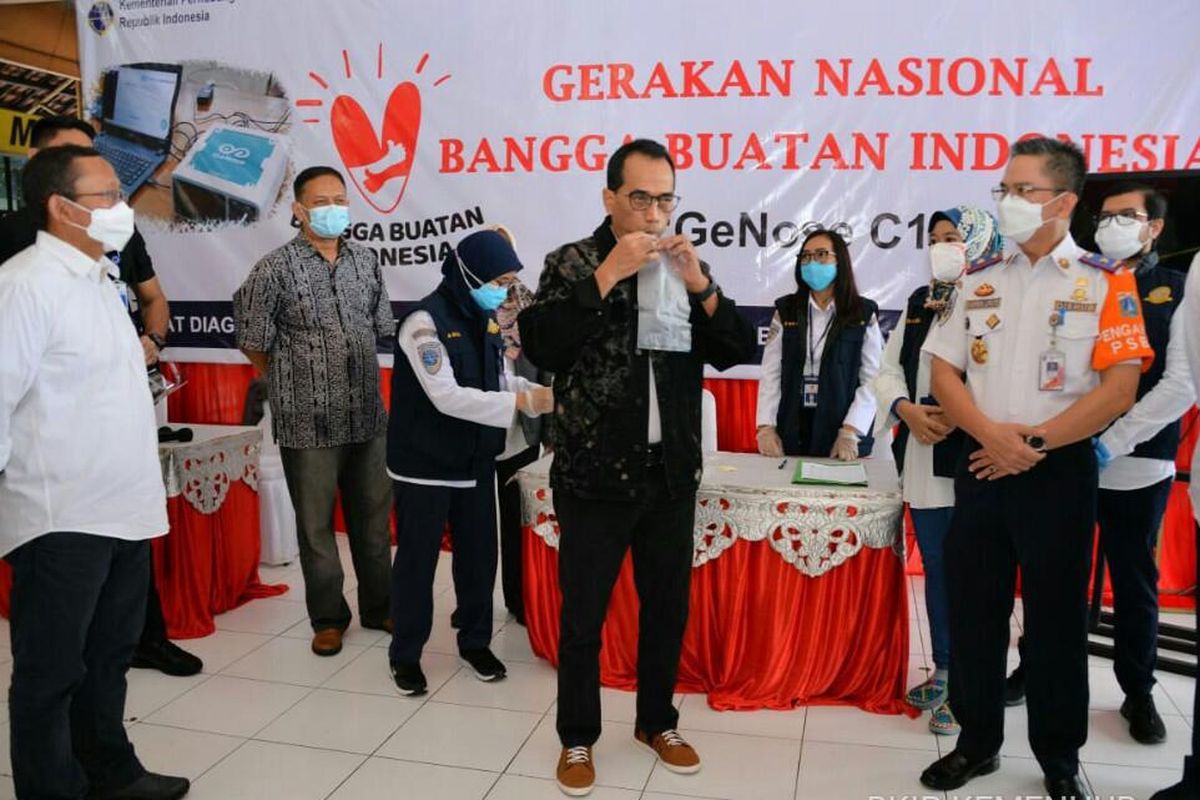 Menteri  Perhubungan Budi Karya Sumadi saat meninjau langsung penggunaan alat GeNose C19 di Terminal Kampung Rambutan, Minggu (24/1/2021).
