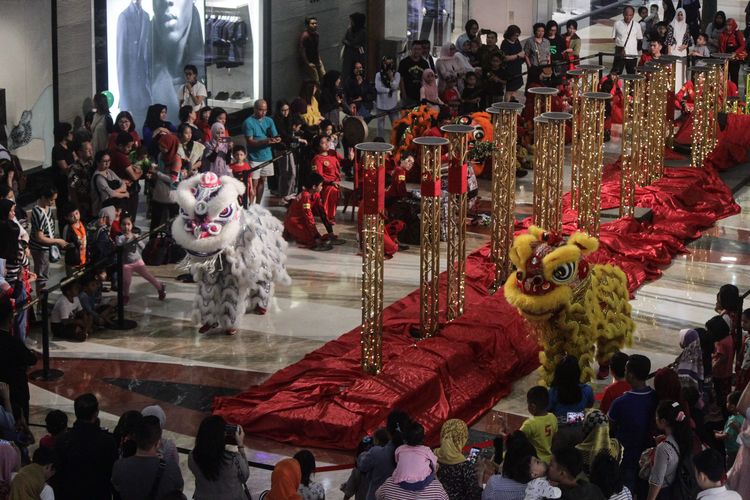 Suasana pertunjukan Barongsai Kong Ha Hong menghibur pengunjung di Pondok Indah Mall, Kebayoran Lama, Jakarta Selatan, Senin (20/1/2020). Pertunjukan ini diadakan guna menyambut perayaan Imlek 2571.