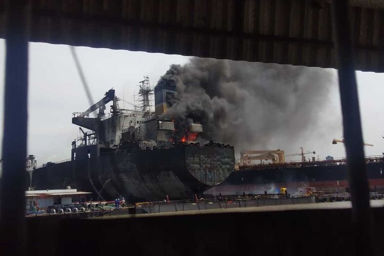 Kapal tanker MT Jag Leela milik PT Waruna yang terbakar di Belawan pada Senin (11/05/2020) pukul 08.30 WIB, sedang dipadamkan oleh beberapa tim pemadam kebakaran.