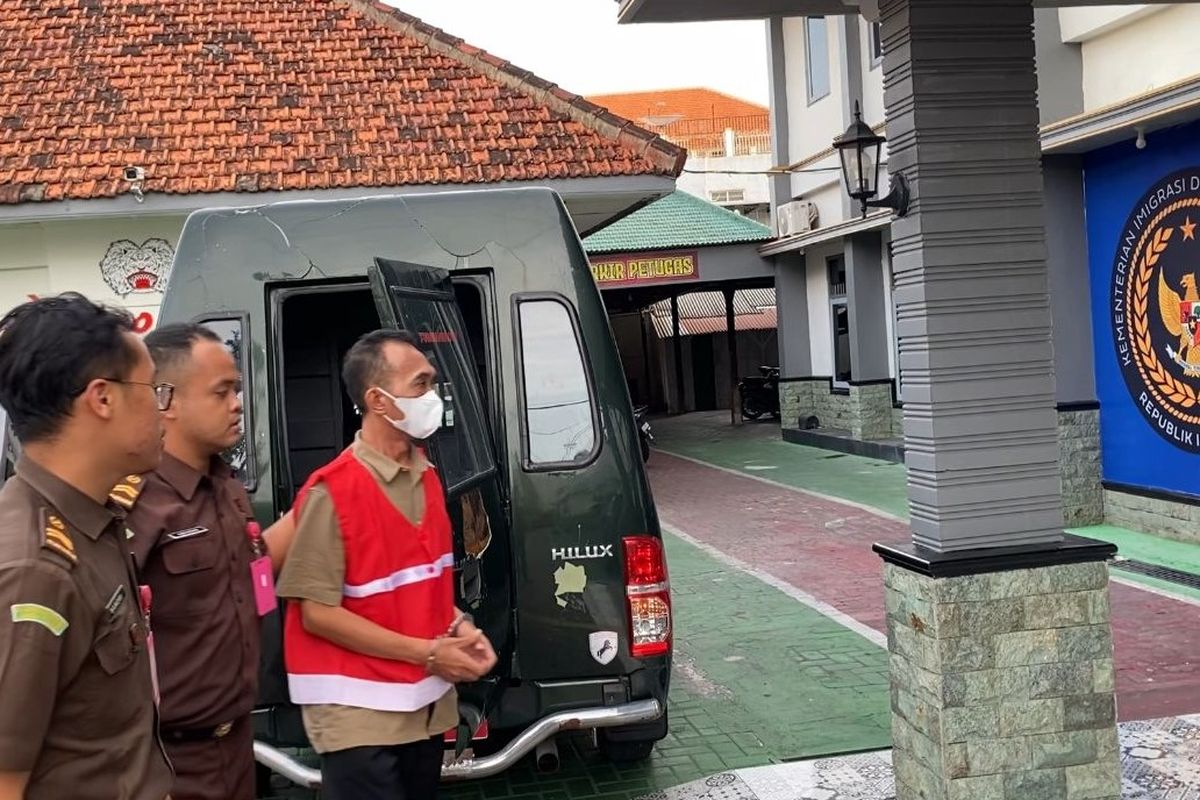 Kejaksaan Negeri Pnorogo, Jawa Timur menetapkan tersangka SA Kepala SMK 2 PGRI Ponorogo dalam kasus dugaan penyimpangan dana Bantuan Operasional Sekolah (BOS) periode 2019–2024. Tersangka dugaan penyimpangan dana Bantuan Operasional Sekolah (BOS) periode 2019–2024, menggunakan anggaran BOS untuk membeli bus.