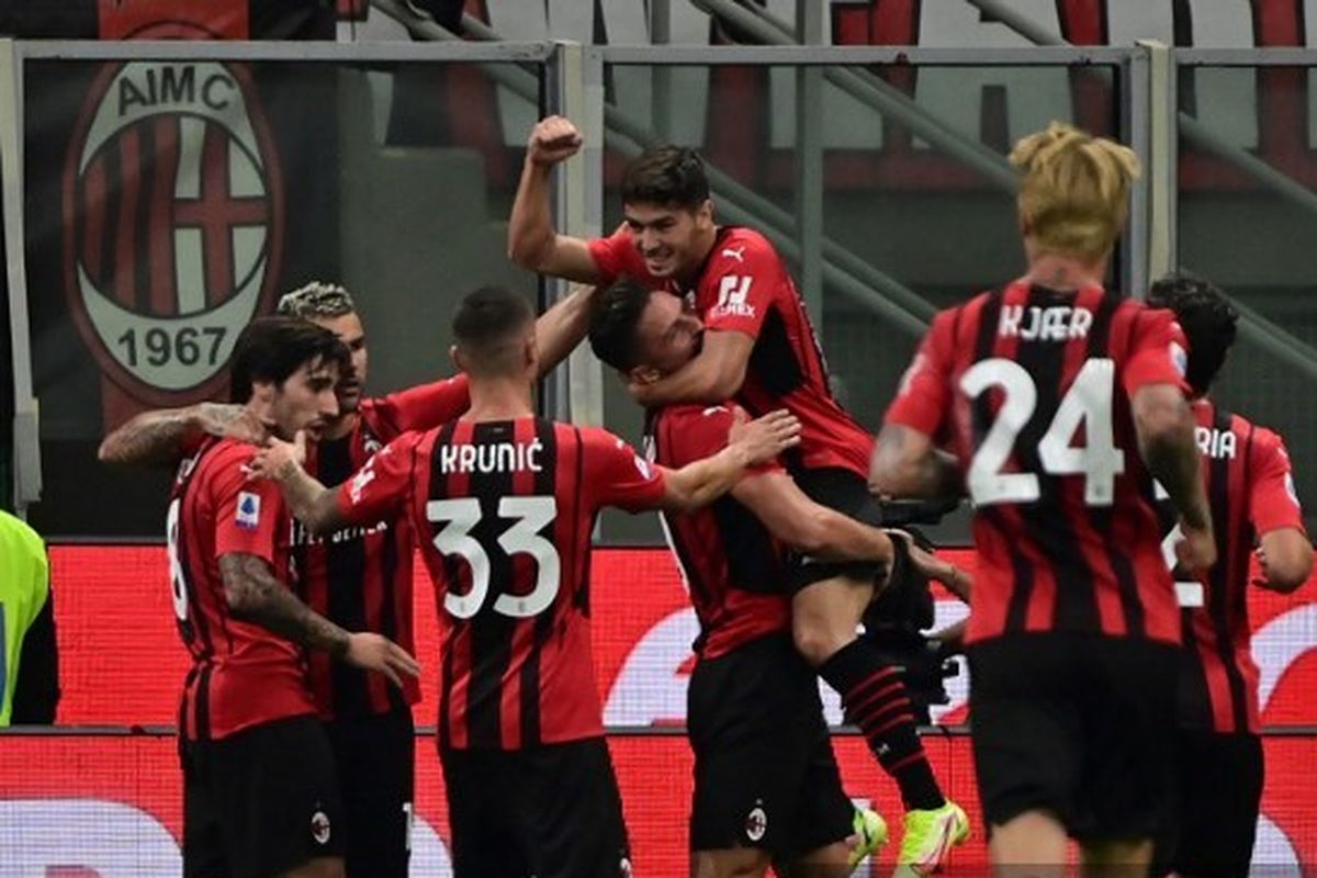 Para pemain AC Milan merayakan gol Olivier Giroud ke gawang Cagliari dalam laga pekan kedua Liga Italia 2021-2022 di Stadion San Siro, Senin (30/8/2021) dini hari WIB. 