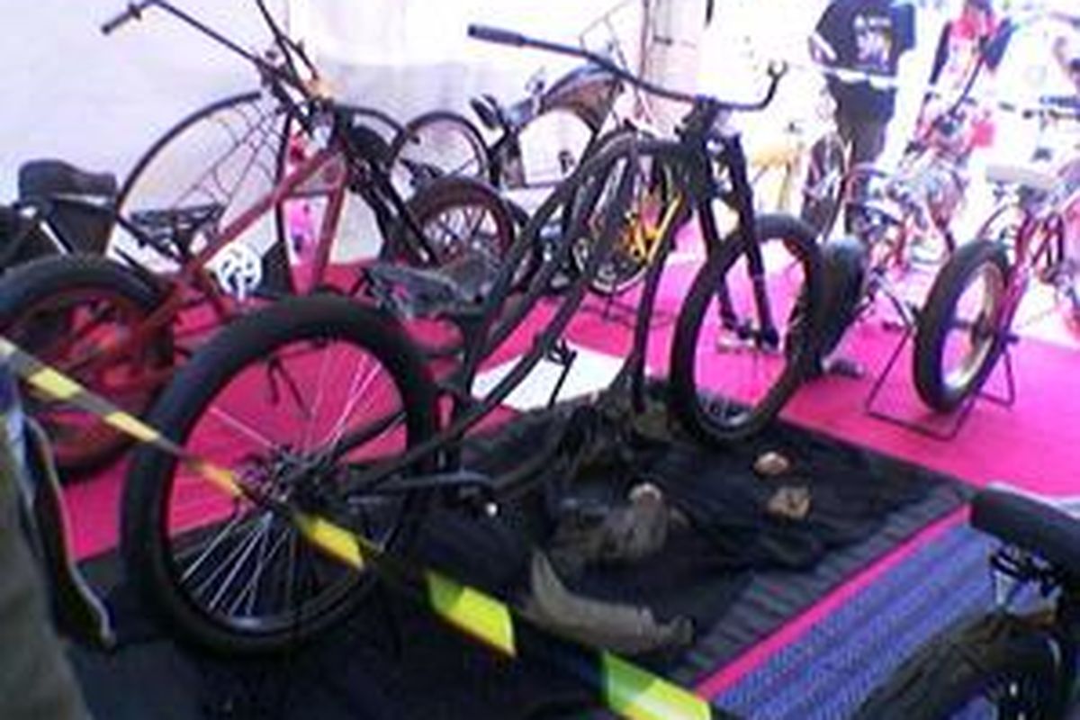 Atraksi breakdance setelah sebelumnya ditampilkan pantomim digelar di stage StreetFest, Urbanfest 2008 di Ancol, Minggu (29/6).