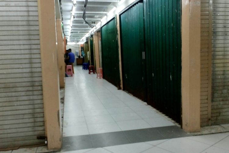 Sejumlah kios di lantai tiga Pasar Glodok tutup dan hanya difungsikan sebagai gudang, Jumat (14/7/2017).
