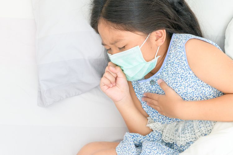 Ilustrasi anak batuk yang bisa disebabkan oleh polusi udara. Menurut Prof. Dr. dr. Bambang Supriyatno, SpA(K), anak-anak akan menerima dampak paling buruk dari polusi udara. 
