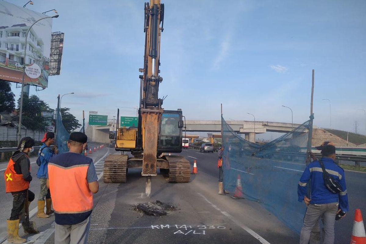 Pekerjaan pemeliharaan periodik (SFO) dan rekonstruksi perkerasan ruas Tol Jakarta-Tangerang selama 22-26 Juni 2022.