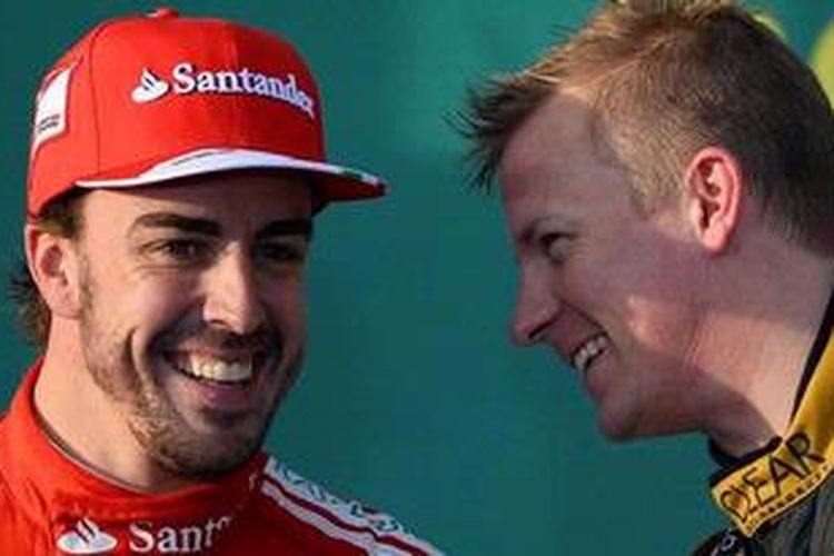 Pebalap Ferrari, Fernando Alonso (kiri) dan pebalap Lotus, Kimi Raikkonen, usai GP Australia, Minggu (17/3/2013). Raikkonen memenangi seri pembuka F1 musim 2013 ini, disusul Alonso dan pebalap Red Bull Racing, Sebastian Vettel.