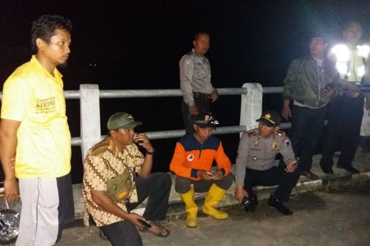 Polisi, relawan, dan warga memantau aliran sungai Sileng Borobudur untuk mencari warga yang hilang diduga hanyut, Kamis (28/12/2017)  malam. 
