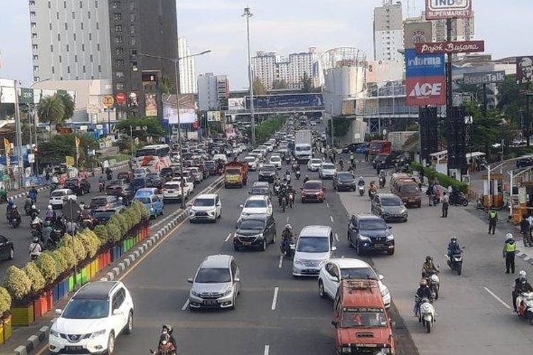 Ilustrasi Kota Bekasi - Suasana lalu lintas kendaraan di Jalan Jenderal Ahmad Yani Bekasi Selatan yang merupakan jalur protokol Kota Bekasi.