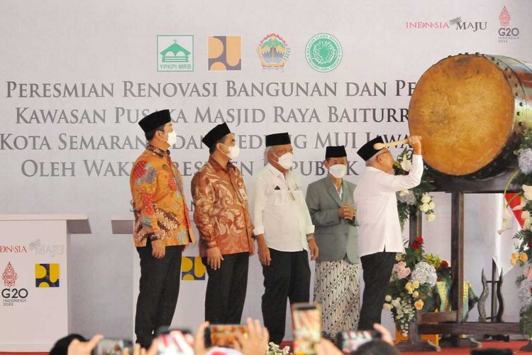 Wakil Presiden Ma'ruf Amin menadatangi prasasti dan memukul bedug untuk meresmikan Masjid Baiturrahman Semarang dan Gedung MUI Jateng, Jumat (23/9/2022).