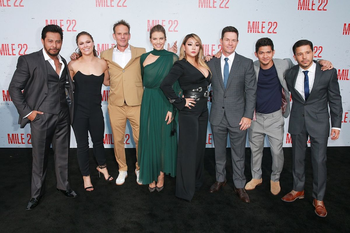 (Dari kiri ke kanan) Sam Medina, Ronda Rousey, Peter Berg, Lauren Cohan, CL, Mark Wahlberg, Iko Uwais, dan Carlo Alban menghadiri pemutaran perdana film Mile 22 di Westwood Village Theater di Westwood, Los Angeles, California, AS, Jumat (9/8/2018) waktu setempat.