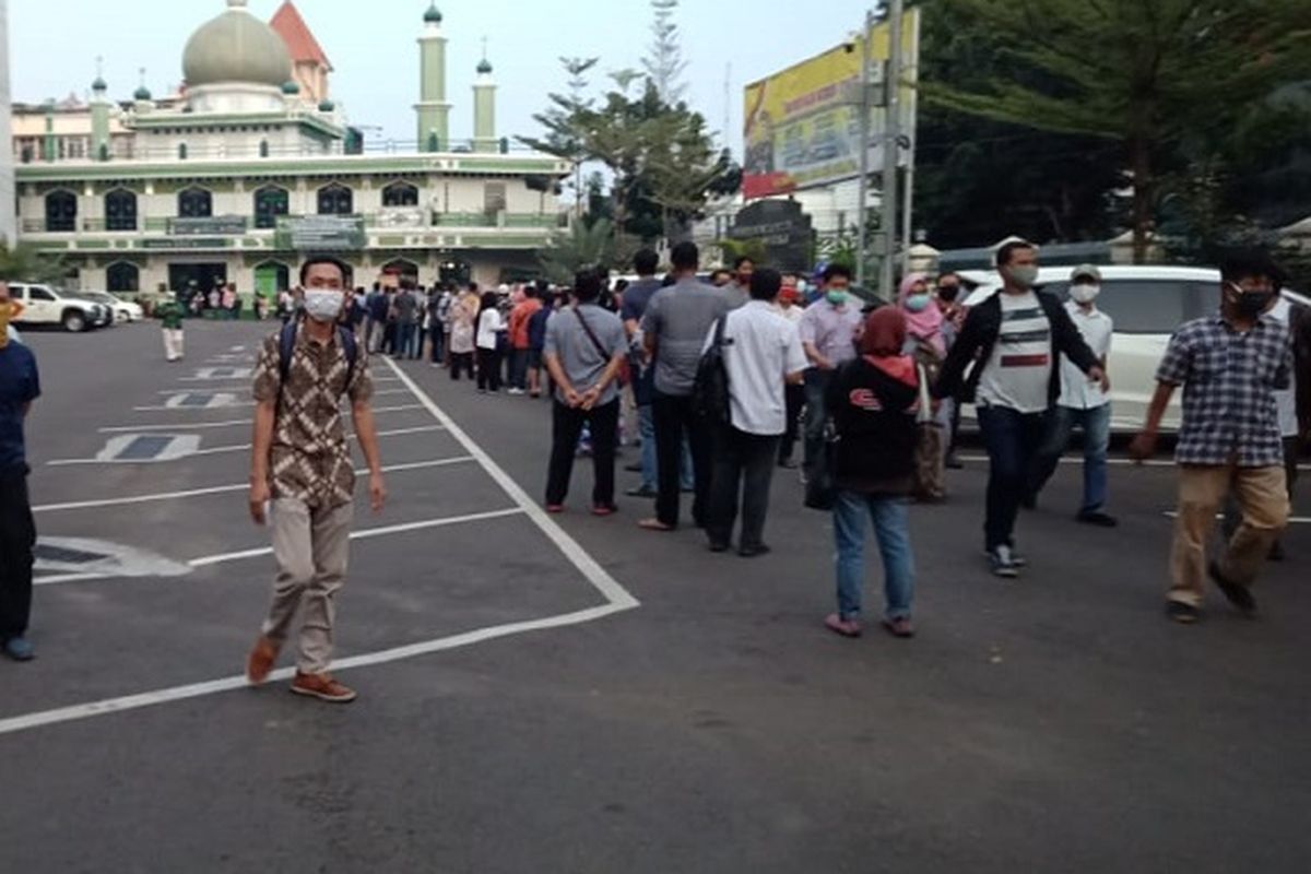 Foto ini diambil dari akun Twitter TMC Polda Metro Jaya, Jumat (5/6/2020). Keterangan foto menyebutkan bahwa ini merupakan kondisi antrean pengurusan SIM di Polres Metro Jakarta Selatan pada Jumat (5/6/2020) pagi.