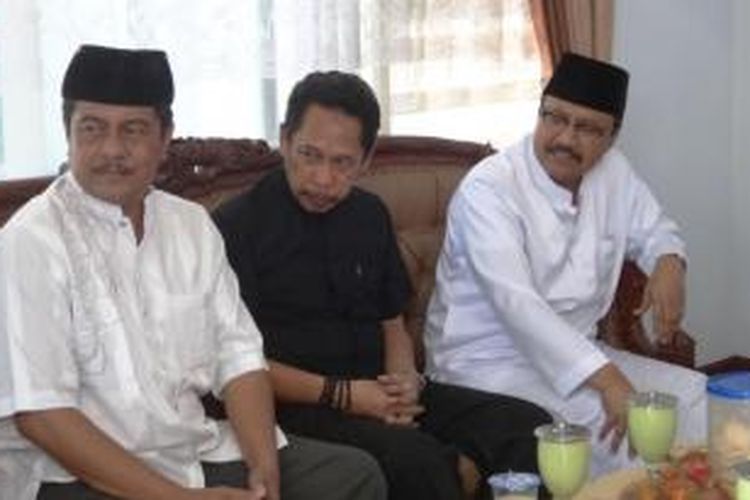 Wakil Gubernur Jawa Timur, Syafullah Yusuf (berkacamata), saat menghadiri kegiatan perlombaan santri tingkat Jawa Timur, di Pondok Pesantren Nurul Islam, Jember, Sabtu (24/10/2015).
