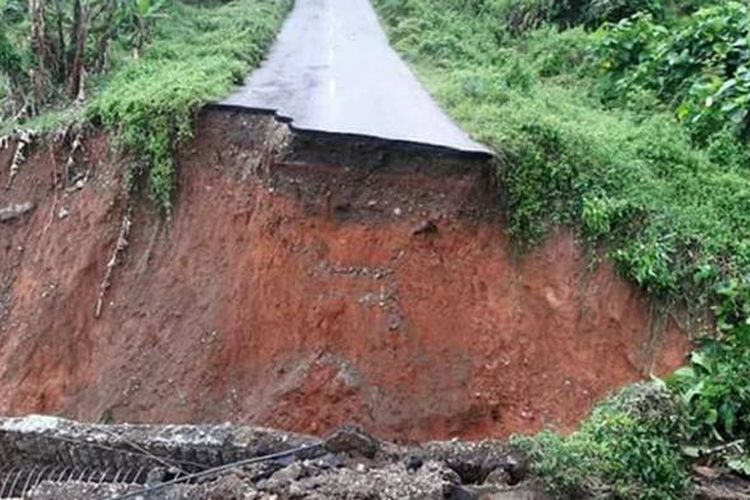 Badan jalan di Desa Kasia yang menghubungkan  desa Kikia longsor akibat hujan deras yang mengguyur selama 2 hari