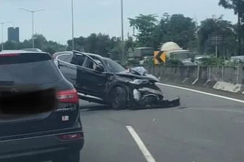 Ngebut di Tol, BMW X1 Tabrak Truk Pasir sampai Ringsek