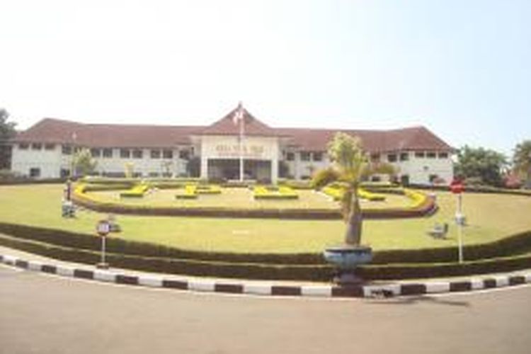 Halaman Depan Kampus Institut Pemerintahan Dalam Negeri (IPDN) Jatinangor, Sumedang, Jawa Barat.