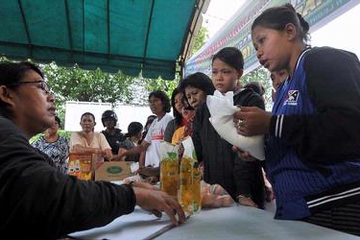 Suasana pasar murah di kelurahan Sei Agul, Kecamatan medan Barat, Medan, Sumatera Utara, Minggu (22/7/2012).