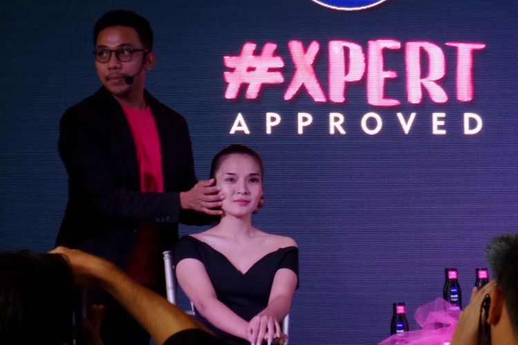 Makeup Artist Bubah Alfian dalam peluncuran Nivea MicellAIR Skin Breathe Xpert di Sheraton Grand Jakarta Gandaria City Hotel, Jumat (16/11/2018).