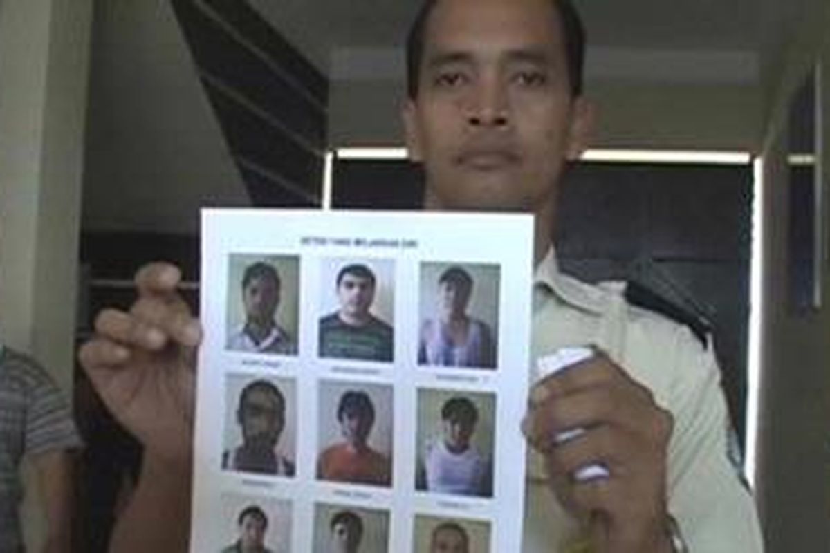 Petugas keamanan saat menunjukkan foto tahanan berhasil kabur dari Rudenim  Surabaya di Bangil, Kabupaten Pasuruan,Jawa Timur, Selasa (28/06/2011)