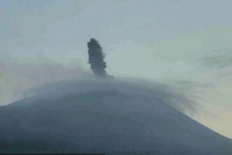Gunung Ile Lewotolok di Kabupaten Lembata, Nusa Tenggara Timur (NTT) erupsi pada Selasa (24/10/2023) pukul 05.17 Wita.