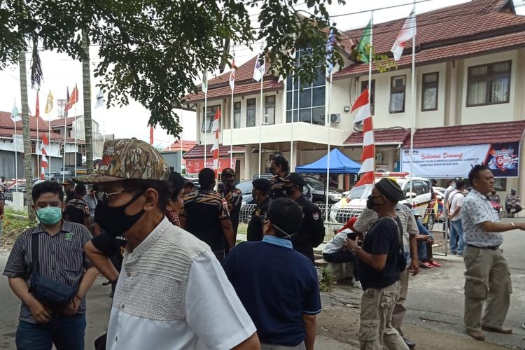 Pendukung pasangan Fakhrizal-Genius Umar saat berada di Kantor KPU Sumbar, Jalan Pramuka, Padang, Minggu (6/9/2020).