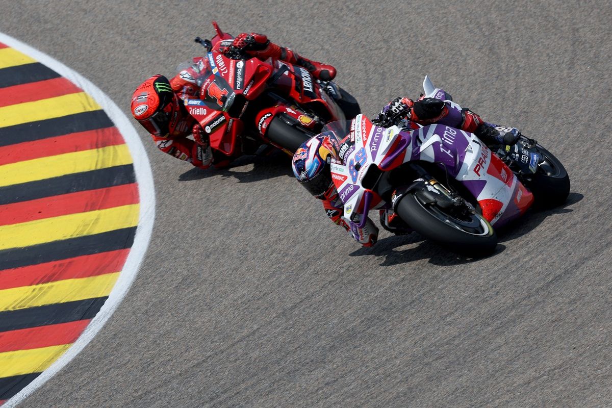 Francesco Bagnaia dan Jorge Martin bersaing sengit dalam balapan MotoGP Jerman 2023 di Sirkuit Sachsenring, Minggu (18/6/2023) malam WIB. Kini, mereka juga bersaing di dua besar klasemen MotoGP 2023.