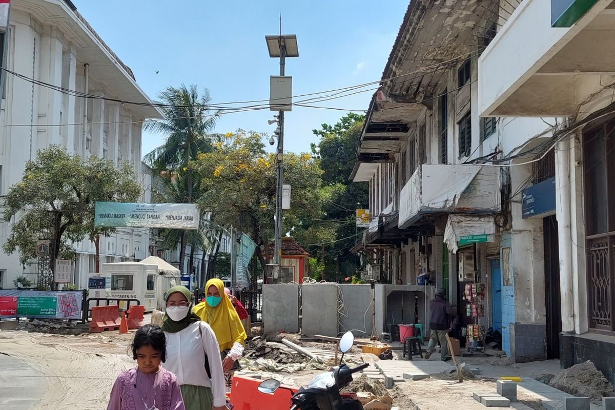 Beberapa pedagang kaki lima (PKL) terlihat masih berjualan di kawasan wisata Kota Tua Jakarta pada Senin (1/8/2022).