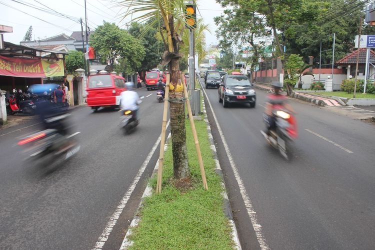 Sejumlah kendaraan melintas di ruas jalur arteri Cianjur, Jawa Barat belum lama ini. Pemudik via Cianjur diprediksi akan mulai memenuhi ruas jalan ini terhitung Jumat besok