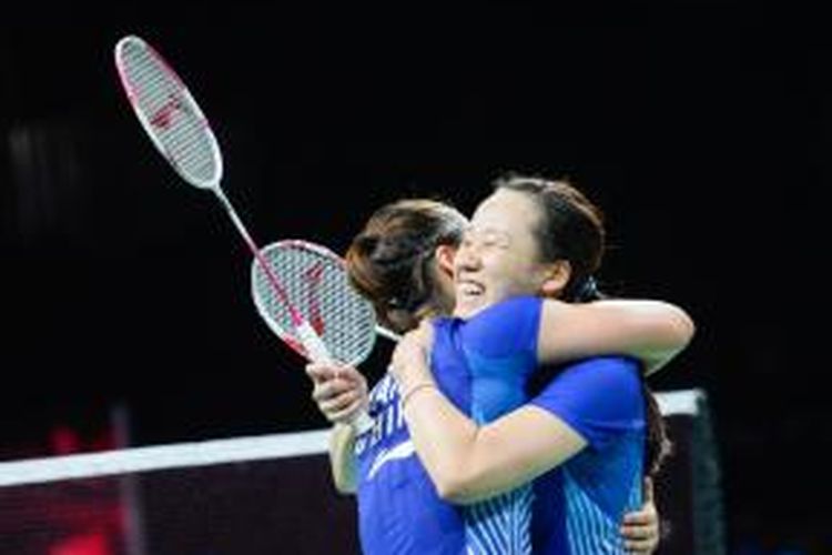 Ganda putri Tiongkok, Tian Qing (kiri)/Zhao Yunlei, berpelukan untuk merayakan kemenangan mereka atas ganda Tiongkok lainnya, Wang Xiaoli/Yu Yang, pada final Kejuaraan Dunia 2014 di Ballerup Super Arena, Kopenhagen, Denmark, Minggu (31/8/2014).