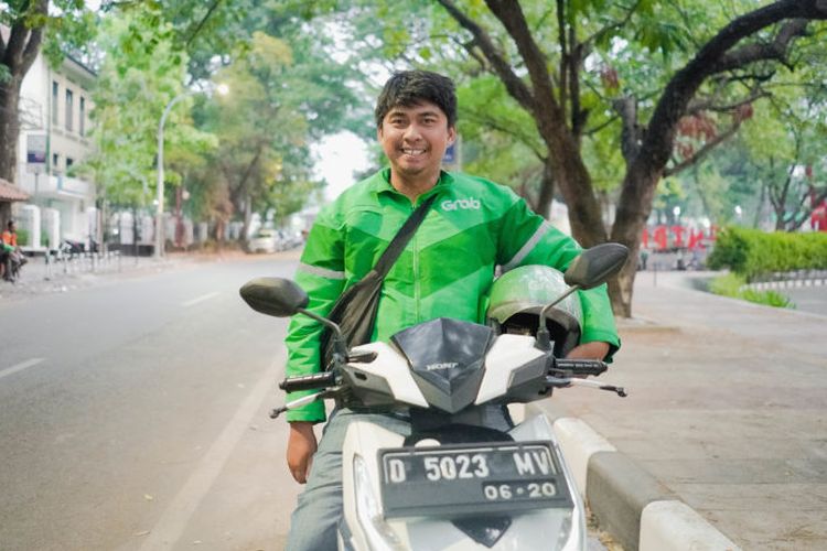 Bonar Bangun Simanjuntak, salah satu mitra pengemudi GrabBike. Bonar adalah teman tuli, tapi keterbatasan itu tak membuat motivasi dan kerja kerasanya terhalang.