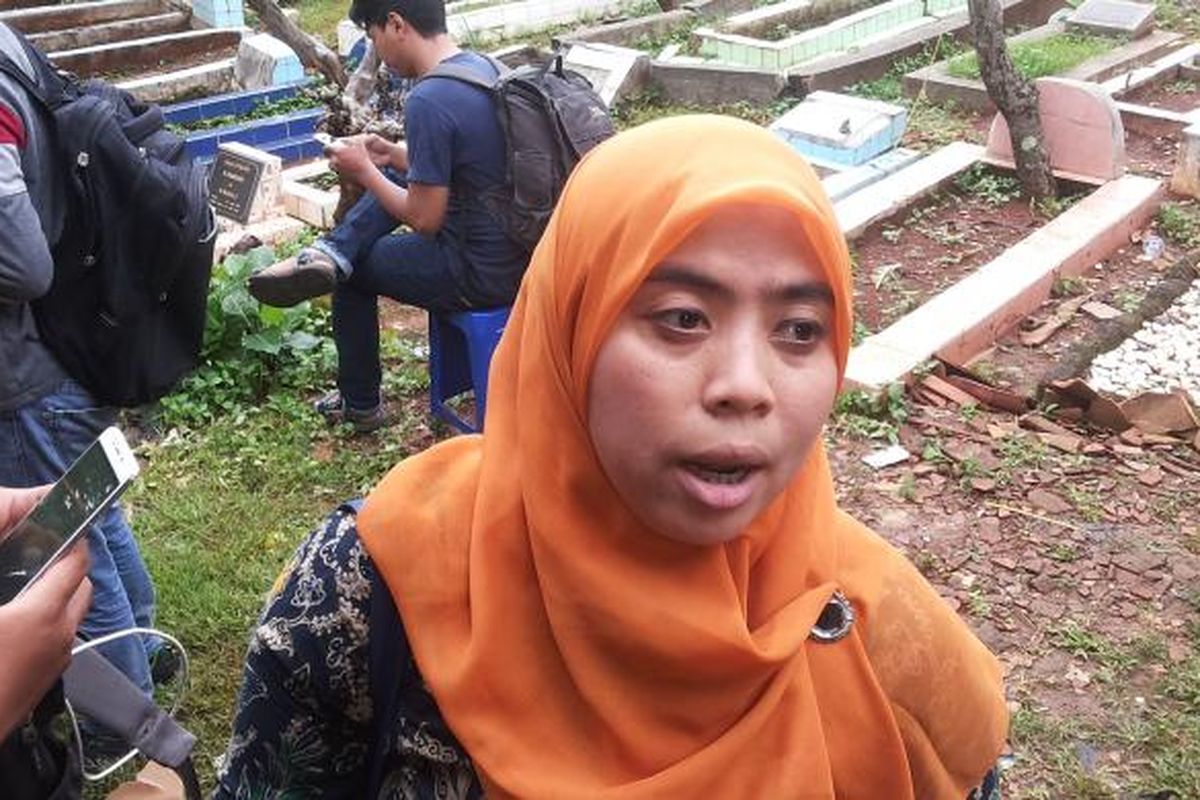 Komisioner Komisi Pemilihan Umum (KPU) DKI Jakarta, Betty Epsilon Idroos saat meninjau saat dilakukannya pencoblosan ulang di TPS 29 Kelurahan Kalibata, Pancoran, Jakarta Selatan, Minggu (19/2/2017)