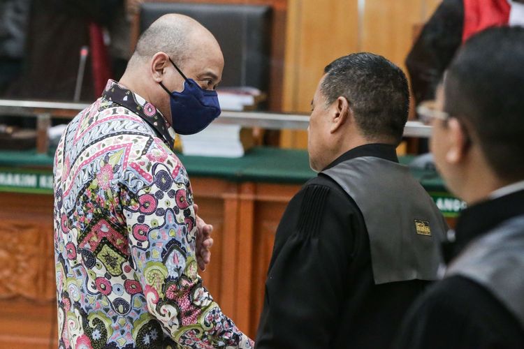 Terdakwa kasus peredaran narkotika jenis sabu Irjen Teddy Minahasa usai menjalani sidang tuntutan di Pengadilan Negeri Jakarta Barat, Kamis (30/3/2023). Jaksa penuntut umum menuntut hukuman mati pada Teddy Minahasa.