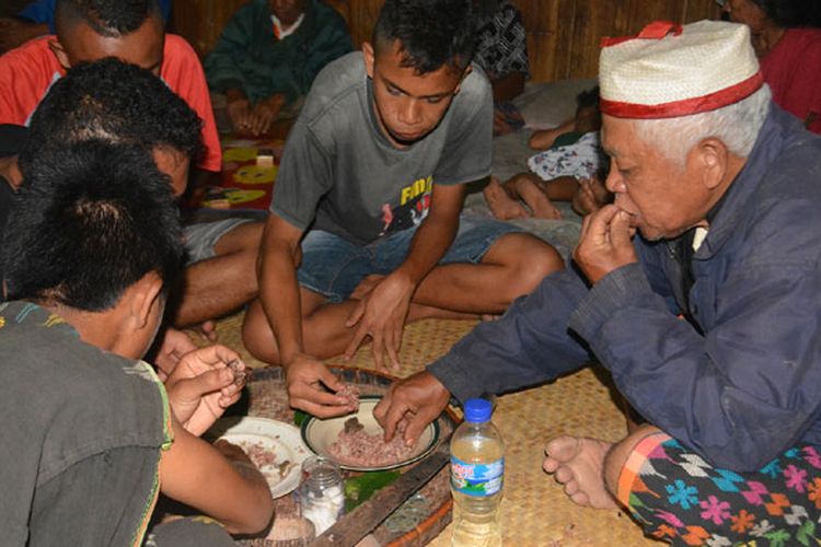 Makan bersama usai ritual Peting Ghan Nalun Weru Kampung Munde, Desa Komba, Kecamatan Kota Komba, Manggarai Timur, Flores, Nusa Tenggara Timur, Selasa (3/4/2018). Setiap tahun suku ini melaksanakan ritual Peting Ghan Nalun Weru untuk menghormati alam semesta, leluhur dan Sang Pencipta kehidupan.  