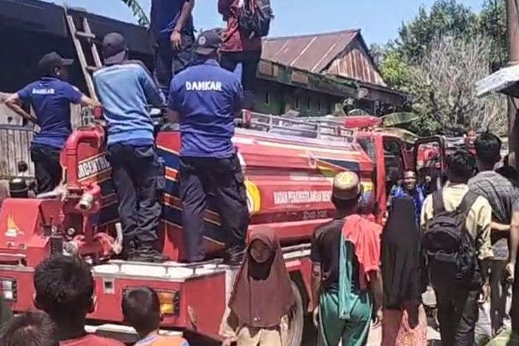 Salah satu mobil petugas damkar Majene saat tiba di lokasi kebakaran di Kecamatan Malunda, Kabupaten Majene, Sulbar, Sabtu (19/8/2023).