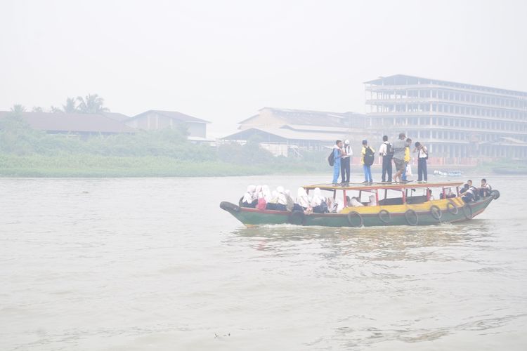 Kondisi kabut asap tebal masih menyelimuti kota Palembang akibat kebakaran hutan dan lahan di sejumlah wilayah Sumatera Selatan.