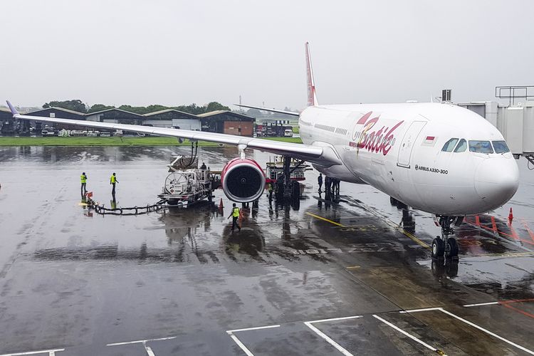 Pesawat tipe A-330 milik Batik Air melakukan persiapan untuk menjemput Warga Negara Indonesia (WNI) di Wuhan, China, di Bandara Soekarno-Hatta, Tanggerang, Sabtu (1/2/2020). ANTARA FOTO/Muhammad Iqbal/gp/hp.