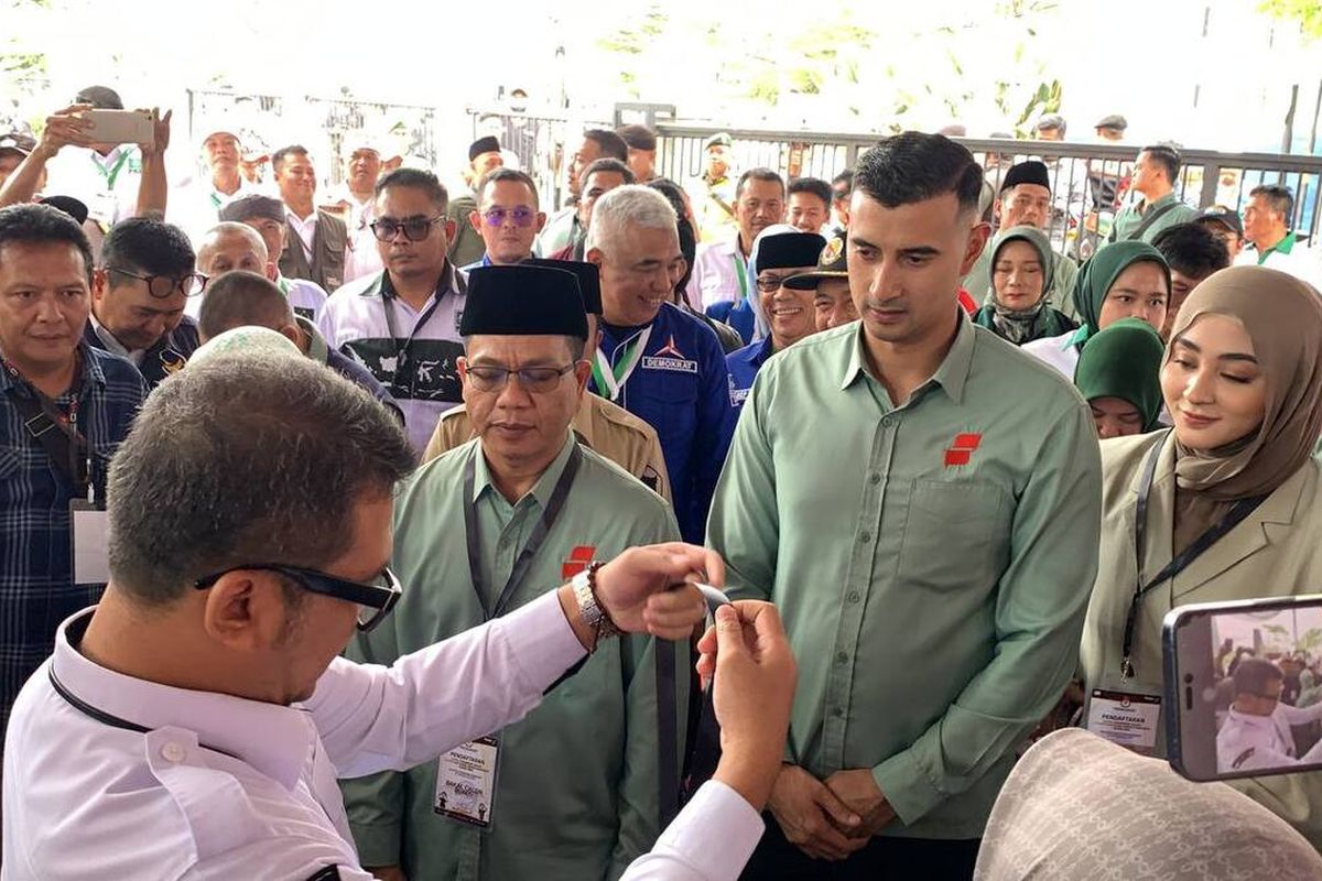Pasangan Bupati dan Wakil Bupati Bandung Dadang Supriatna dan Ali Syakieb saat mendaftar ke Kantor KPUD Kabupaten, Jawa Barat, pada Kamis (29/8/2024)