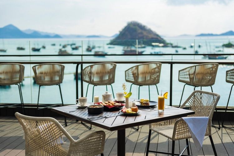 Restoran Menghadap Langsung ke Laut dan Bukit