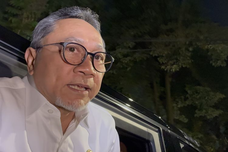 Menteri Koordinator Bidang Pangan Zulkifli Hasan di sekitar Rumah Kertanegara, Jakarta, Minggu (28/9/2025) malam.
