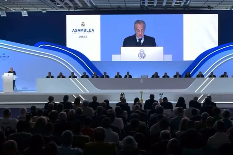 Presiden Real Madrid, Florentino Perez, menyampaikan pidato dalam Rapat Umum Klub pada Minggu (23/11/2025).