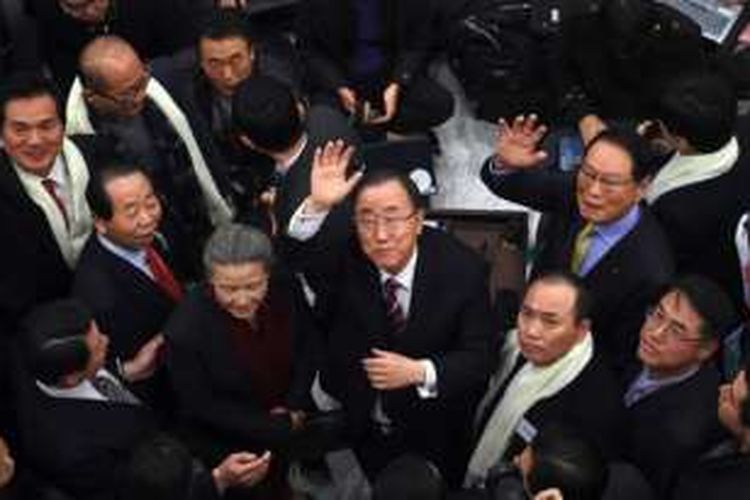 Mantan Sekjen PBB Ban Ki-moon (tengah) melambaikan datang kepada warga yang menyambutnya di Bandara Internasional Incheon, sebelah barat Seoul, pada 12 Januari 2017.  
