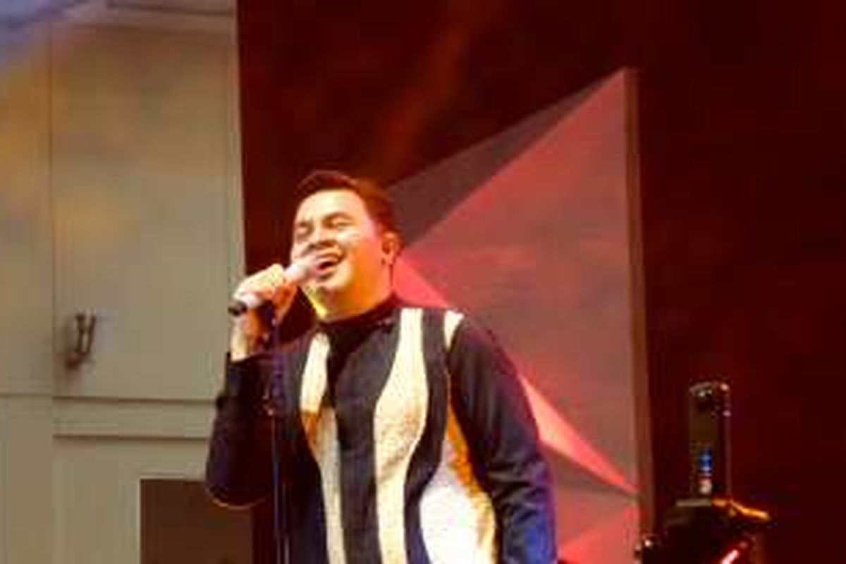 Vokalis Tulus dalam panggung Konser 1.000 Band 