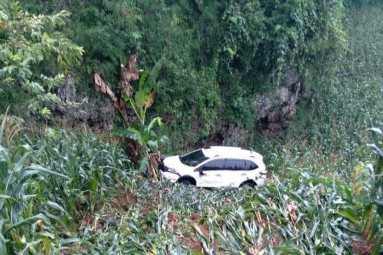Mobil Honda BR-V terperosok ke dalam ladang jagung di Dusun Geleh, Desa Ngrejeng, Kecamatan Grabagan, Tuban, setelah pengemudinya mengikuti petunjuk arah google maps.