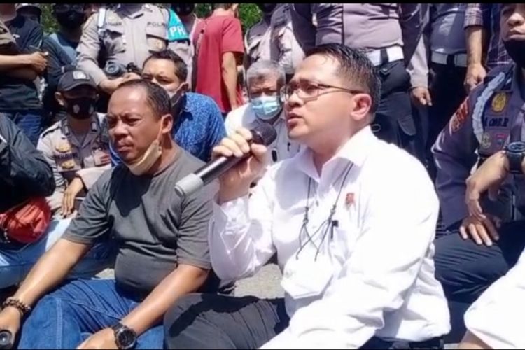 Direktur Reserse Kriminal Umum Polda Sultra AKBP Bambang Wijanarko saat menerima mahasiswa yang menuntut kematian rekannya Muhammad Yusuf Kardawi 2 tahun lalu