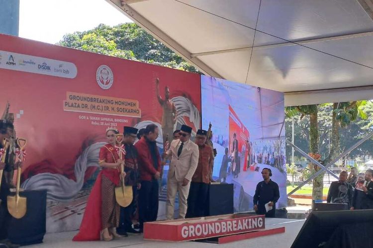 Sekjen PDI Perjuangan (PDIP) Hasto Kristiyanto dan Gubernur Jawa Barat Ridwan Kamil menghadiri peletakan batu pertama Monumen Plaza Bung Karno yang bakal dibangun di Taman Saparua, Kota Bandung, Jawa Barat, pada Rabu (28/6/2023).