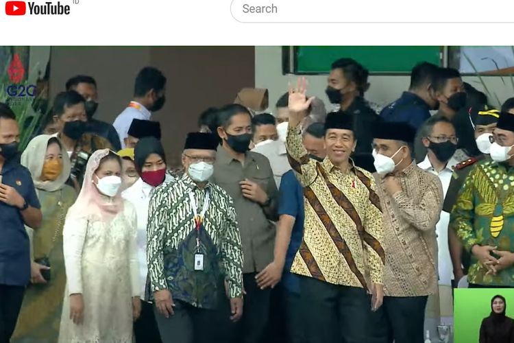 Presiden Joko Widodo (Jokowi) bersama Ibu Iriana dan rombongan terlihat mendatangi Upacara Pembukaan Muktamar ke-48 Muhammadiyah di Stadion Manahan, Solo, Sabtu (19/11/2022).